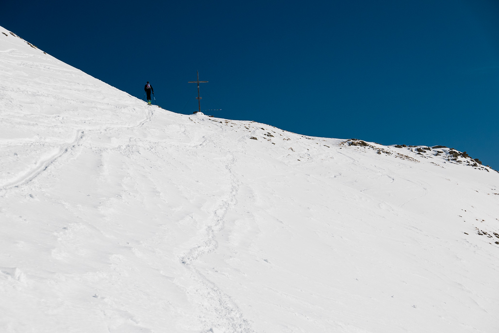 Záverečný traverz pod hrebeňom na vrchol vo výške 2.624 m n.m.