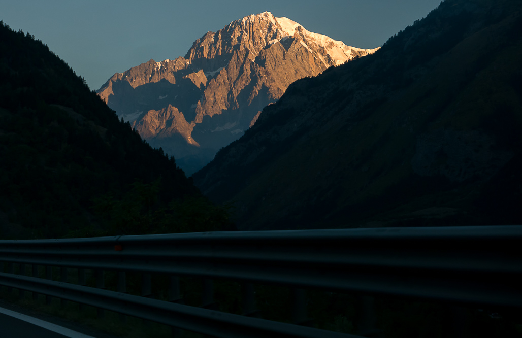 Mont Blanc osvetlený vychádzajúcim slnkom pri príchode do Courmayeur po diaľnici E25