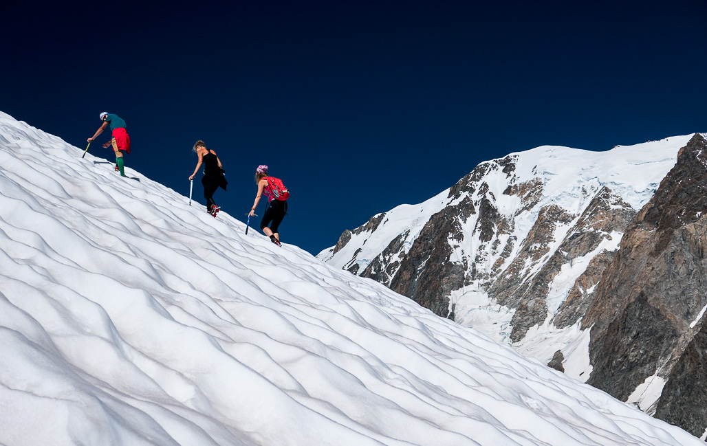 Na ľadovci pod vrcholom Petit Mt Blanc s výhľadom na veľkého brata Mont Blanc